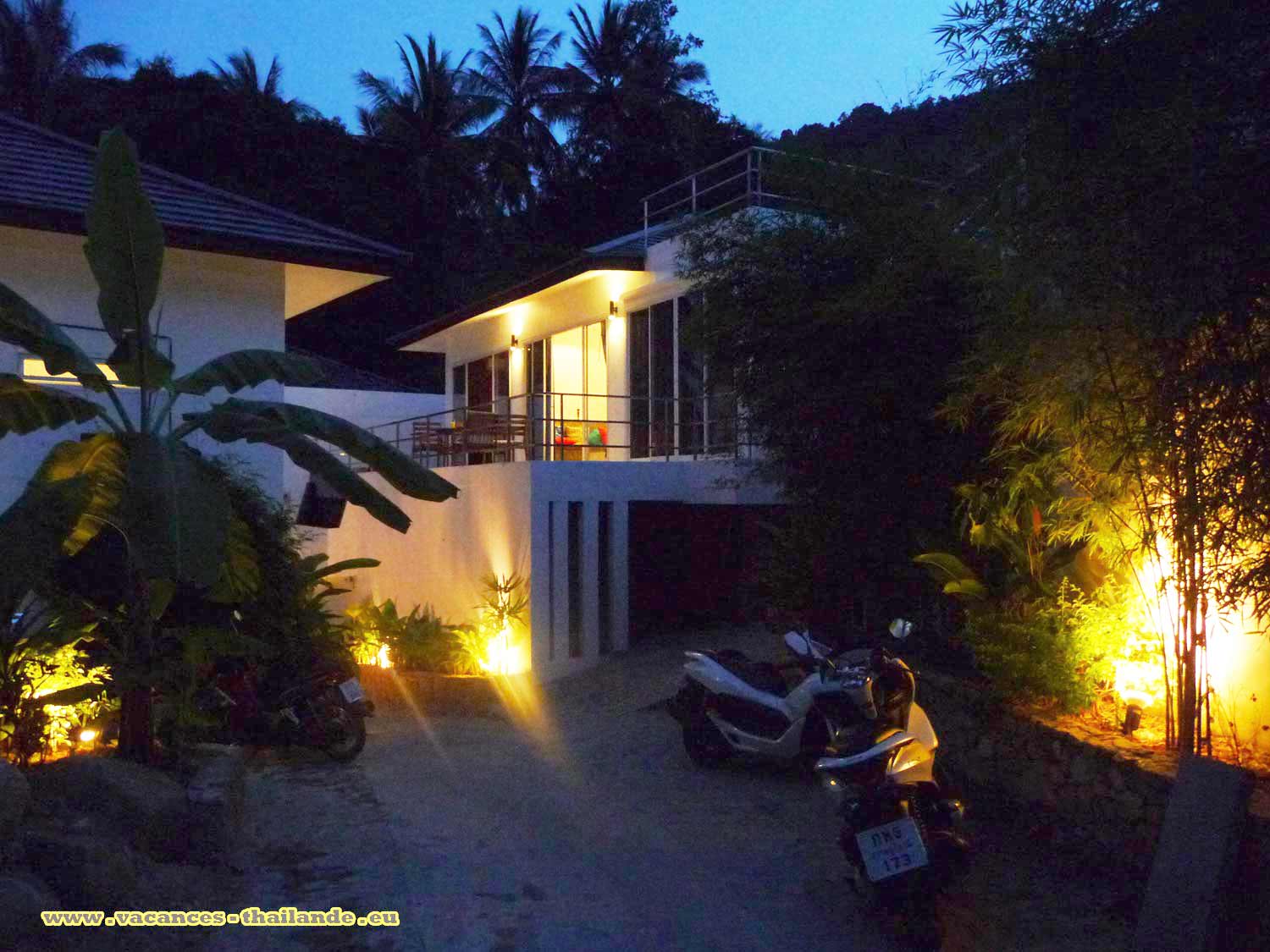 villa-with-pool-terrace-green-and-stone-wall-of-apparent-lit-the-night-in-spring-de-koh-samui-1500